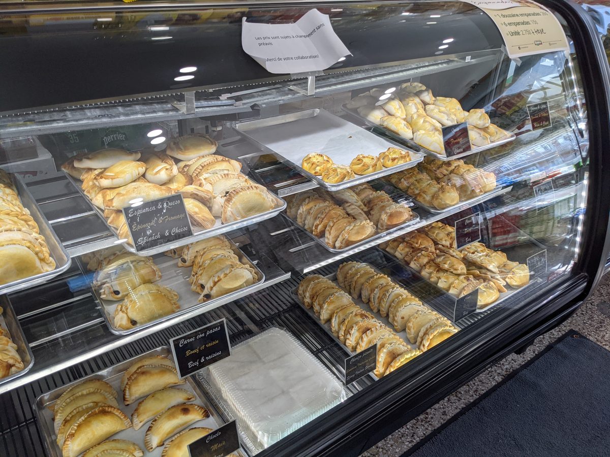 Vitrina de empanadas de Panadería Romina